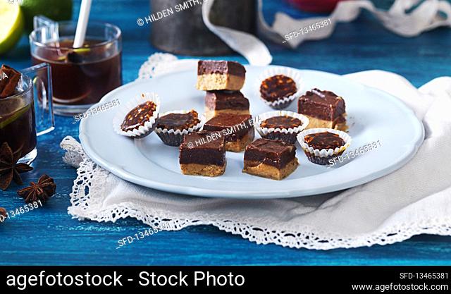 Fudge with peanuts and caramel, Mulled wine