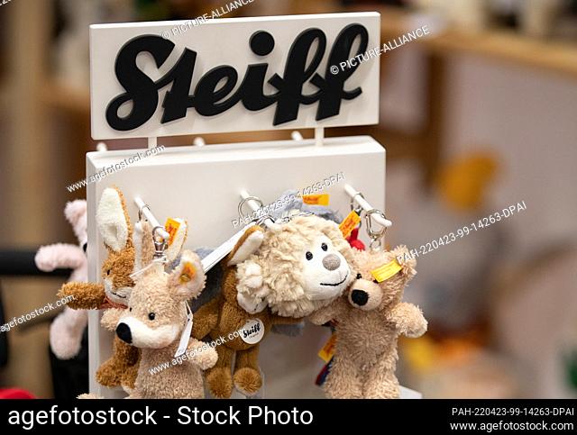 23 April 2022, North Rhine-Westphalia, Münster: Soft toys and teddy bears of the brand ""Steiff"" are on display at the fair ""Teddybär total""