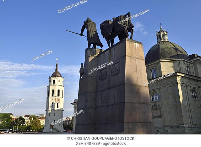 Monument dedie a Gediminas, Grand-Duc de Lituanie (1275-1341), sur la Place de la Cathedrale, Vilnius, Lituanie, Europe/Gediminas Monument (Grand Duke of...