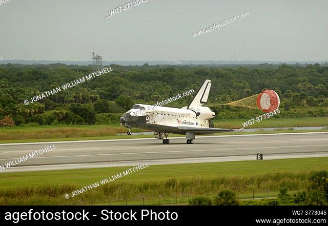 USA Kennedy Space Centre -- 19 July 2006 -- The Space Shuttle Discovery lands at 9:14 am EDT with the crew of STS-121 at the NASA Kennedy Space Center, Florida