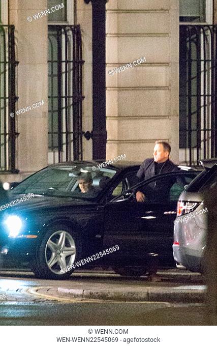 Londons Trafalgar Square shut down for the filming of Bond. Featuring: Ralph Fiennes, Daniel Craig Where: London, United Kingdom When: 31 May 2015 Credit: WENN
