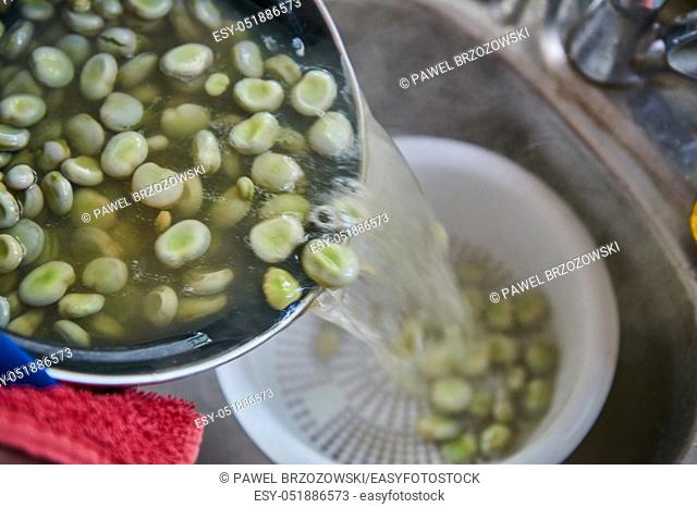 Straining of broad beans after cooking