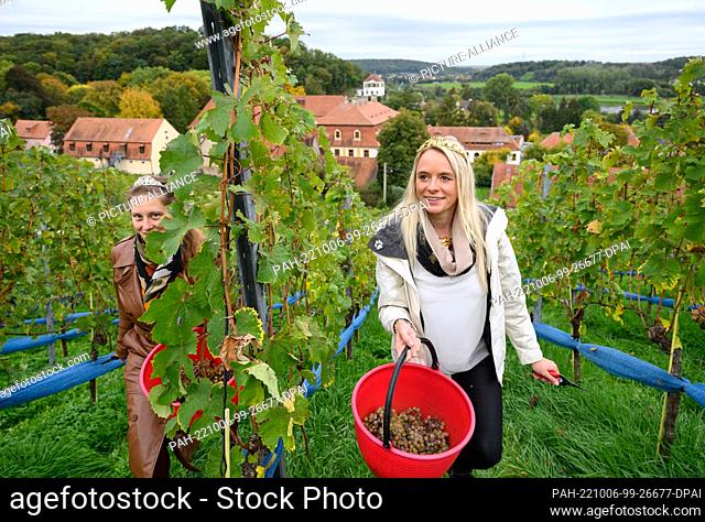 06 October 2022, Saxony, Nünchritz: Sabrina Papperitz (r), 34th Saxon Wine Queen, and Stefanie Mühlbach Saxon Wine Princess