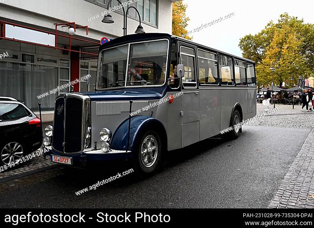 27 October 2023, North Rhine-Westphalia, Cologne: A vintage bus from the 1930s of the Swiss car manufacturer SAURER stands at the roadside Photo: Horst...