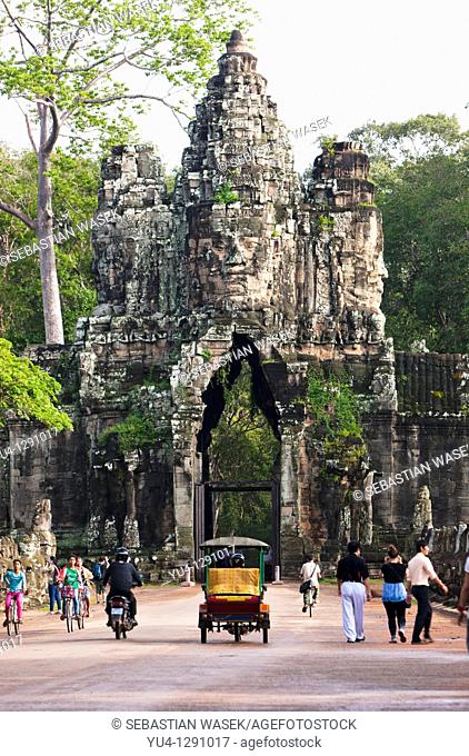 South gate to Angkor Thom  Siem Reap  Cambodia  Asia