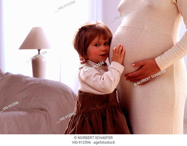 Girl holds her ear on the belly of her mother. - 16/01/2008