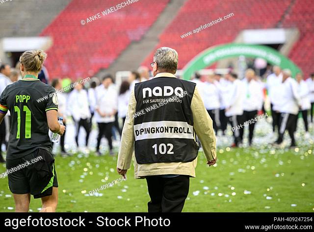Feature, collaborator with NADA doping control jersey on the pitch, doping control, DFB Pokal women's final 2023, VfL Wolfsburg (WOB) - SC Freiburg (FR) 4:1