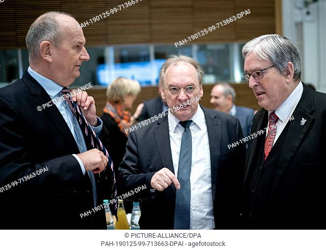 25 January 2019, Berlin: The members of the Coal Commission, Dietmar Woidke (SPD), Minister President of Brandenburg, Reiner Haseloff (CDU)