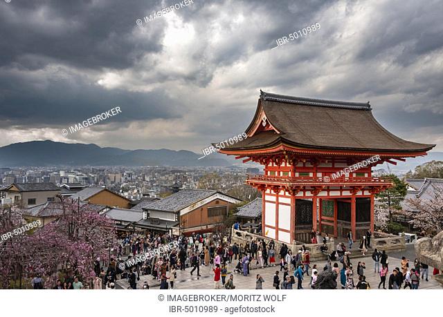 Western gate of the Kiyomizu-dera temple, Buddhist temple complex, tourists in front of pagoda, Higashiyama, Kyoto, Japan, Asia