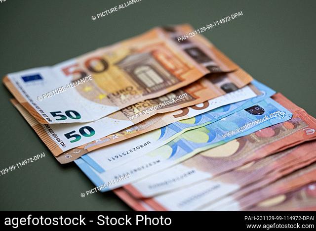 ILLUSTRATION - 24 November 2023, Berlin: Numerous euro banknotes lie on a table. Photo: Hannes P. Albert/dpa. - Berlin/Berlin/Germany
