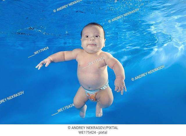 Boy 2, 5 months dives underwater in the swimming pool