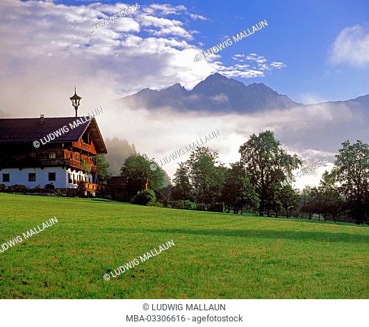 Austria, Tyrol, region Kitzbuehel, Ellmau, Wilder Kaiser, farm near Söll against the Scheffauer