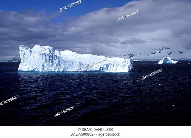 Antarctica - Antarctic Peninsula - Neumayer Channel, iceberg