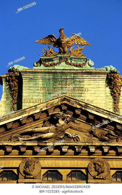 Eagle sculpture on the roof, facade decoration, Baroque house on the Grote Markt, Grand Place, Brussels, Belgium, Benelux, Europe
