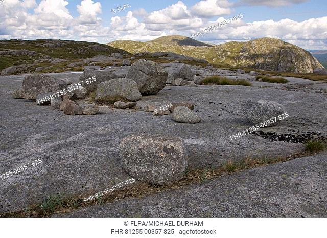 Granite boulders on granite slabs, The De'il's Bowling Green, Craignaw, Galloway Hills, Dumfries and Galloway, Scotland, august
