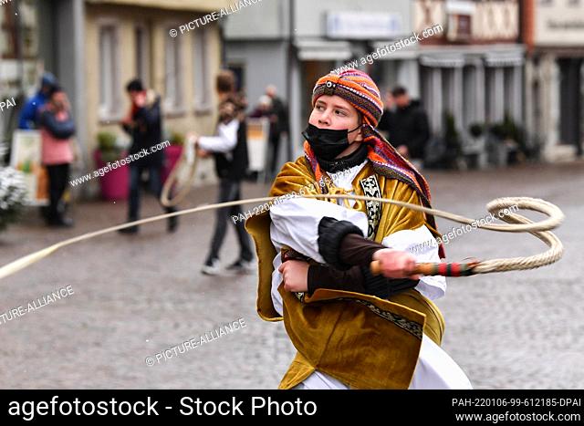 06 January 2022, Baden-Wuerttemberg, Markdorf: The Hänseler Nico Schulz of the Markdorf Fool's Guild is speeding into the fifth season with his karbatsche