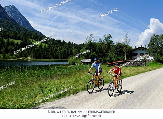 Cycling tour with mountain bikes, father and son at Lake Ferchensee, Mittenwald, Karwendel Mountains, Werdenfelser Land, Upper Bavaria, Bavaria, Germany, Europe
