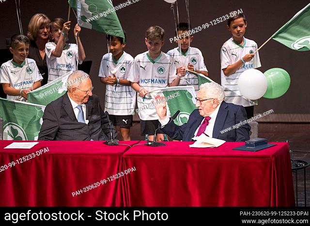 20 June 2023, Bavaria, Fürth: A children's choir singing ""Happy Birthday"" to Henry Kissinger, former U.S. Secretary of State