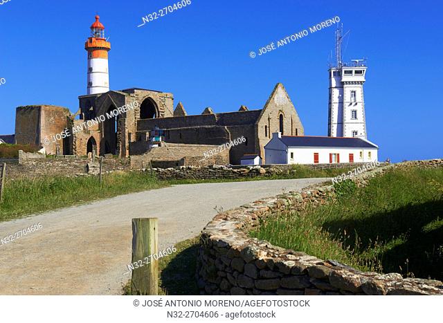 Saint Mathieu lighthouse, Ruins of a benedictine abbey, Pointe de Sant-Mathieu, Finisterre, Bretagne, Brittany, France Europe