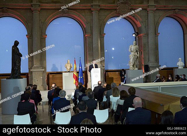 El rey Felipe VI de España asiste a la entrega de los Premios Nacionales de Cultura 2018 y 2019 en el Museo del Prado el 28 de septiembre de 2021 en Madrid