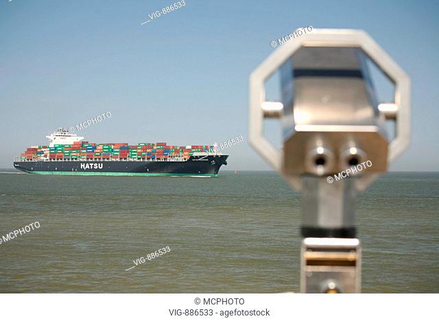Ein grosses Containerschiff passiert den Aussischtspunkt an der Alten Liebe in Cuxhaven - 20/06/2008