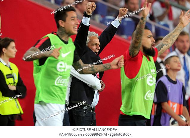 08 June 2018, Poland, Poznan: Soccer, friendly, Poland vs Chile at the INEA Stadium. Chile's Arturo Vidal (r) and manager Reinaldo Rueda celebrate the 2:2