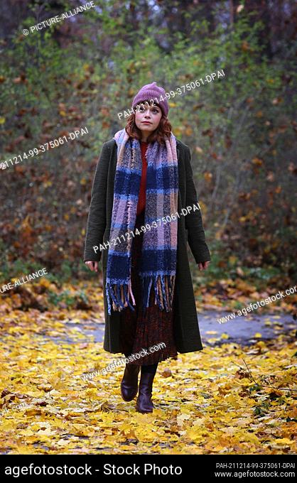 PRODUCTION - 24 November 2021, Bavaria, Munich: Actress Sina Reiß walks during an exclusive photo session with the German Press Agency dpa in the English Garden
