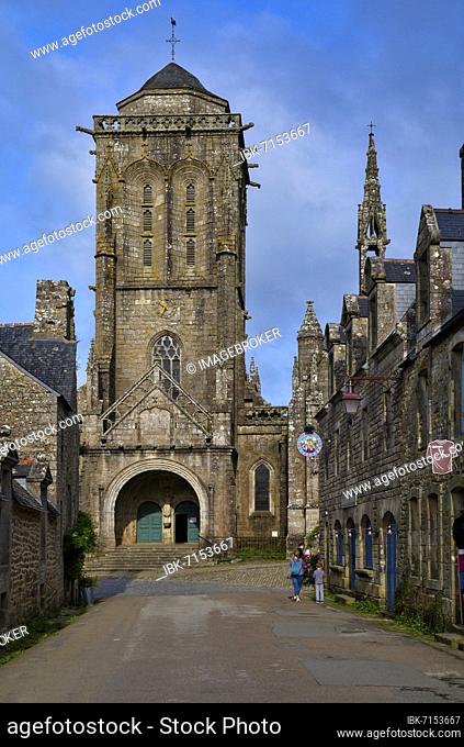 Village entrance with view of Saint-Ronan church, Locronan (Lokorn), Finistère, Brittany, France, Europe