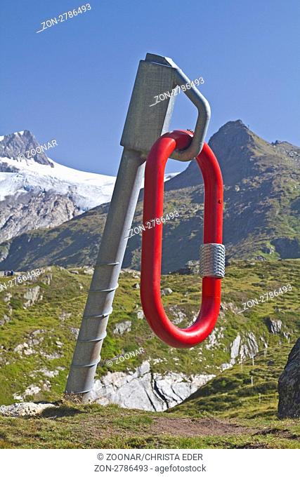 Überdimensionale Kletterutensilien in den Hohen Tauern unweit der Johannishütte