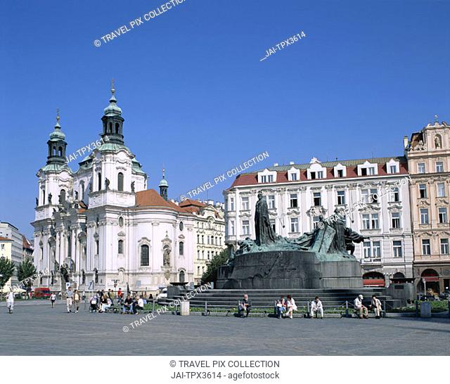 The Old Town Square (Staromestske namesti) / Jan Hus Statue & St.Nicholas Church, Prague, Czech Republic