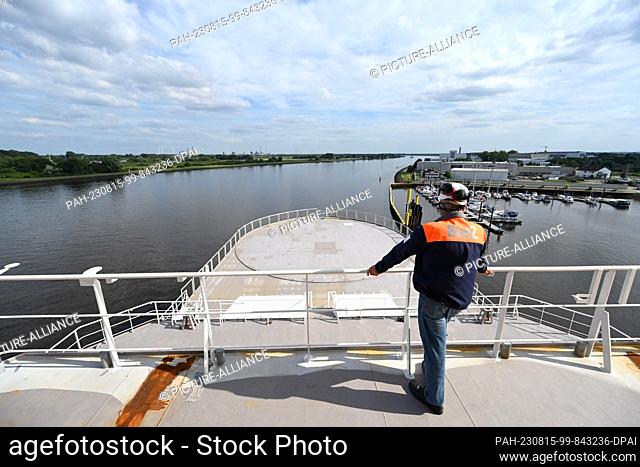 PRODUCTION - 15 August 2023, Lower Saxony, Lemwerder: Harald Janssen, project manager of the Federal Maritime Administration