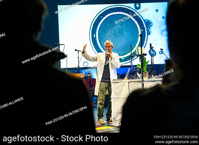 20 December 2023, Hamburg: Sound artist Kymat (Sven Meyer) speaks to the participants before the action begins. Almost 100 very different people have created a...