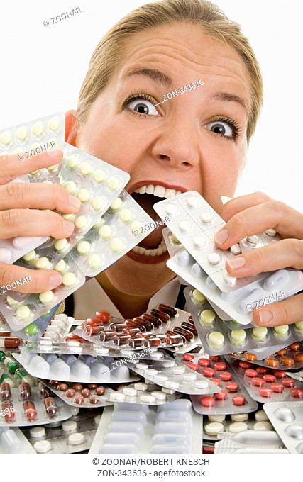 Frau beißt gierig in einen riesigen Stapel Tabletten Model: Eva Lux