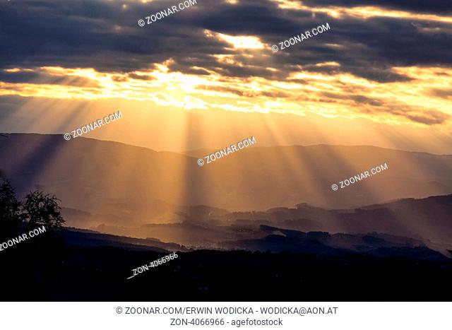 Sonnenstrahlen im Wolkenhimmel am Abend. Symbolfoto für Auferstehung, Kraft, Ruhe und Frieden