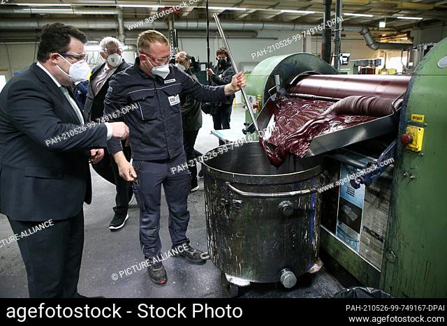 26 May 2021, Berlin: Wearing safety work shoes, safety goggles and a mask to protect his mouth and nose, Hubertus Heil (SPD, l), Federal Minister of Labour