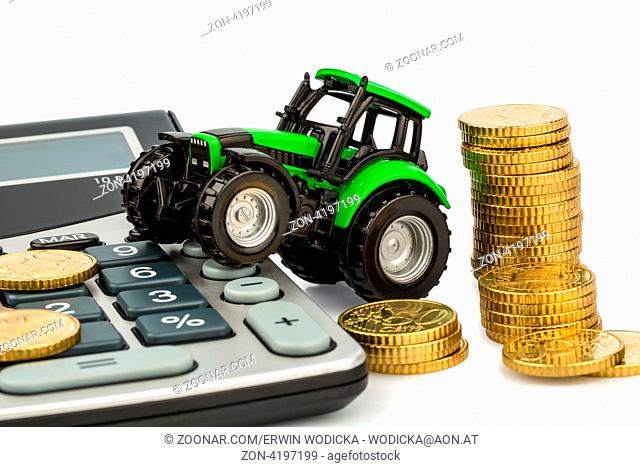 Bauern in der Landwirtschaft haben mit steigenden Kosten zu rechnen. Höhere Preise bei Futter, Dünger und Pflanzen. Traktor mit Münzen und Taschenrechner