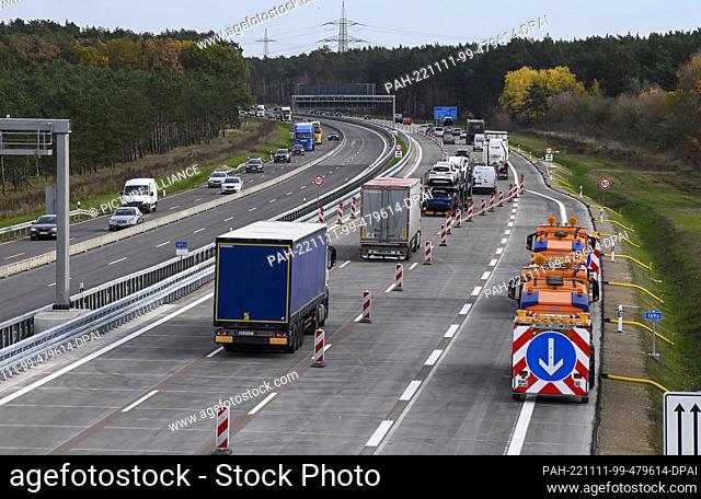 11 November 2022, Brandenburg, Velten: The section of the A10 Havelland autobahn between Neuruppin and the Pankow interchange has been opened to traffic...