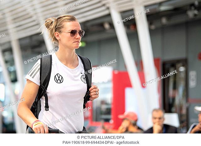 18 June 2019, France (France), Montpellier: Football, women: World Cup, national team, Germany: Goal scorer Alexandra Popp goes to the train