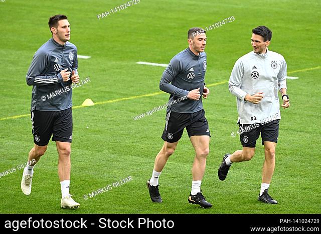 Niklas Suele, Robin Gosens and Nicklas Dietrich (fitness coach) (Germany) are warming up. GES / Fussball / DFB-Training Duesseldorf, Die Team, 23.03