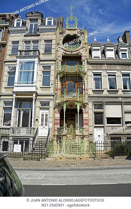 Square Ambiorix with Gustave Strauven's Art Nouveu style Maison Saint-Cyr. Brussels, Belgium, Europe