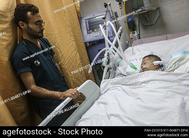 15 October 2023, Palestinian Territories, Khan Yunis: A Palestinian child lies in the intensive care unit at the Nasser Hospital as fighting between Israeli...