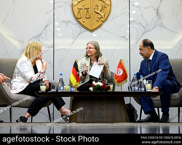 18 June 2023, Tunisia, Tunis: Nancy Faeser (l, SPD), Federal Minister of the Interior and Home Affairs, holds a conversation with Kamel Fekih