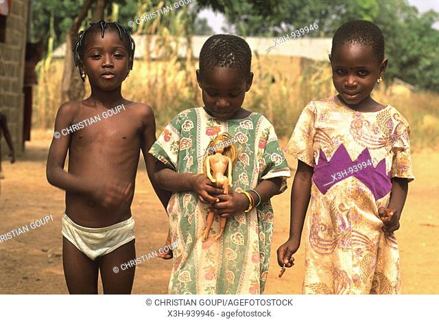 petite fille tenant une poupee Barbie, little girl holding a Barbie doll, Benin, Golfe de Guinee, Afrique de l'ouest, Gulf of Guinea, West Africa