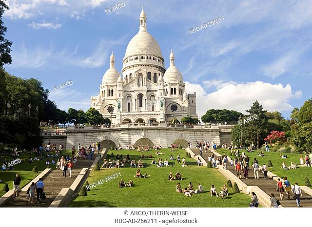 Tourists at Basilica Sacre Coeur, Montmartre, Paris, France