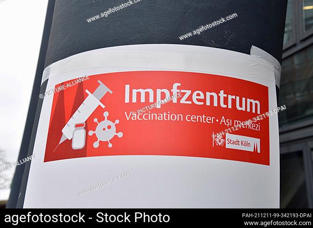 09 December 2021, North Rhine-Westphalia, Cologne: A sign with reference to vaccination center at the exit to the vaccination center