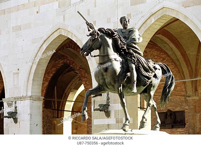 Italy, Emilia Romagna, Piacenza, Piazza dei Cavalli Square and Statue of Duke Ranuccio I