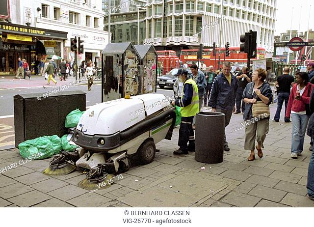 Street cleaning in London. - LONDON, GROSSBRITANNIEN, 04/08/2002