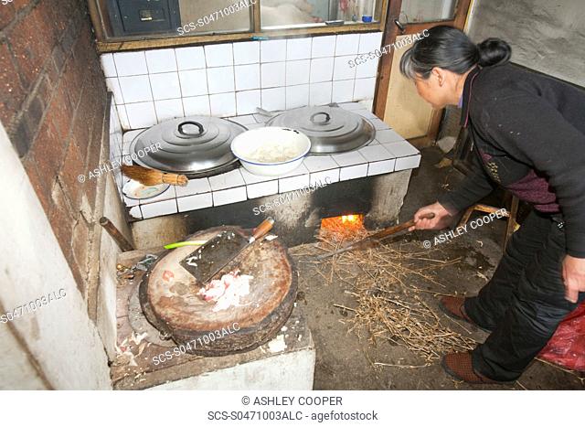 A traditional kitchen totve in a peasant farmers house in northern China The main fuel for the sotve is dried maize stalks which is renewable and has a zero...