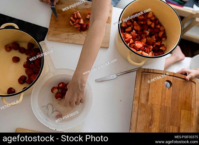 Preparing strawberries