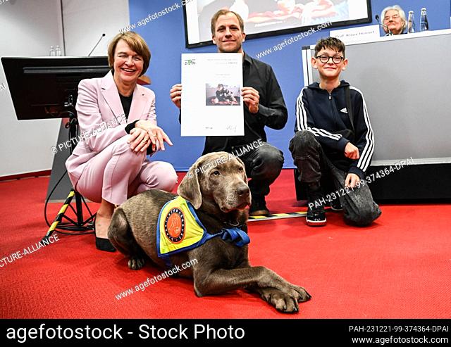 21 December 2023, Berlin: Elke Büdenbender with photographer Michael Löwa and the protagonists of his photo series Johannes and the dog Enya at the Unicef Photo...